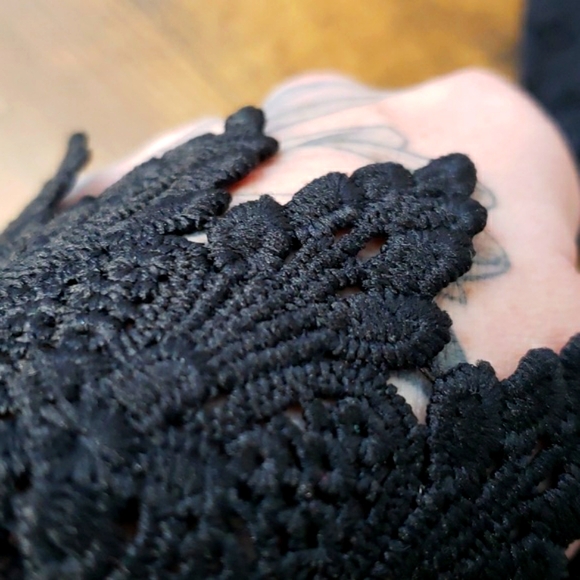 Black Lace Net Mesh Arm Cuff - Picture 4 of 11